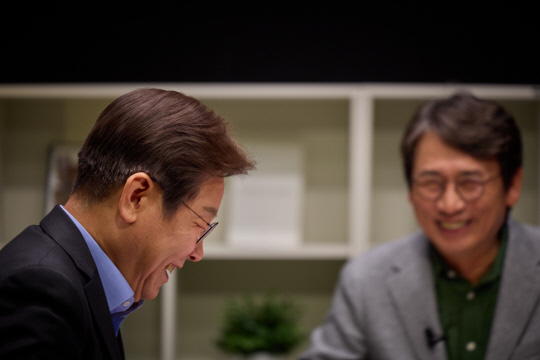 이재명 더불어민주당 대선 예비후보가 유시민 작가, 도올 김용옥 선생과 새 정부의 과제 등을 주제로 대담을 나누고 있다. 이재명 캠프 제공